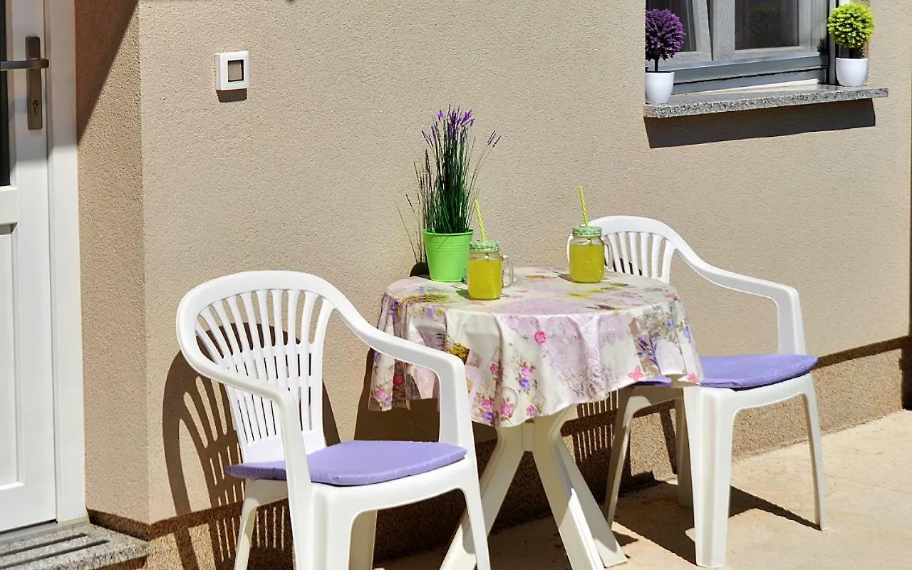 Studio Apartman Nicol location