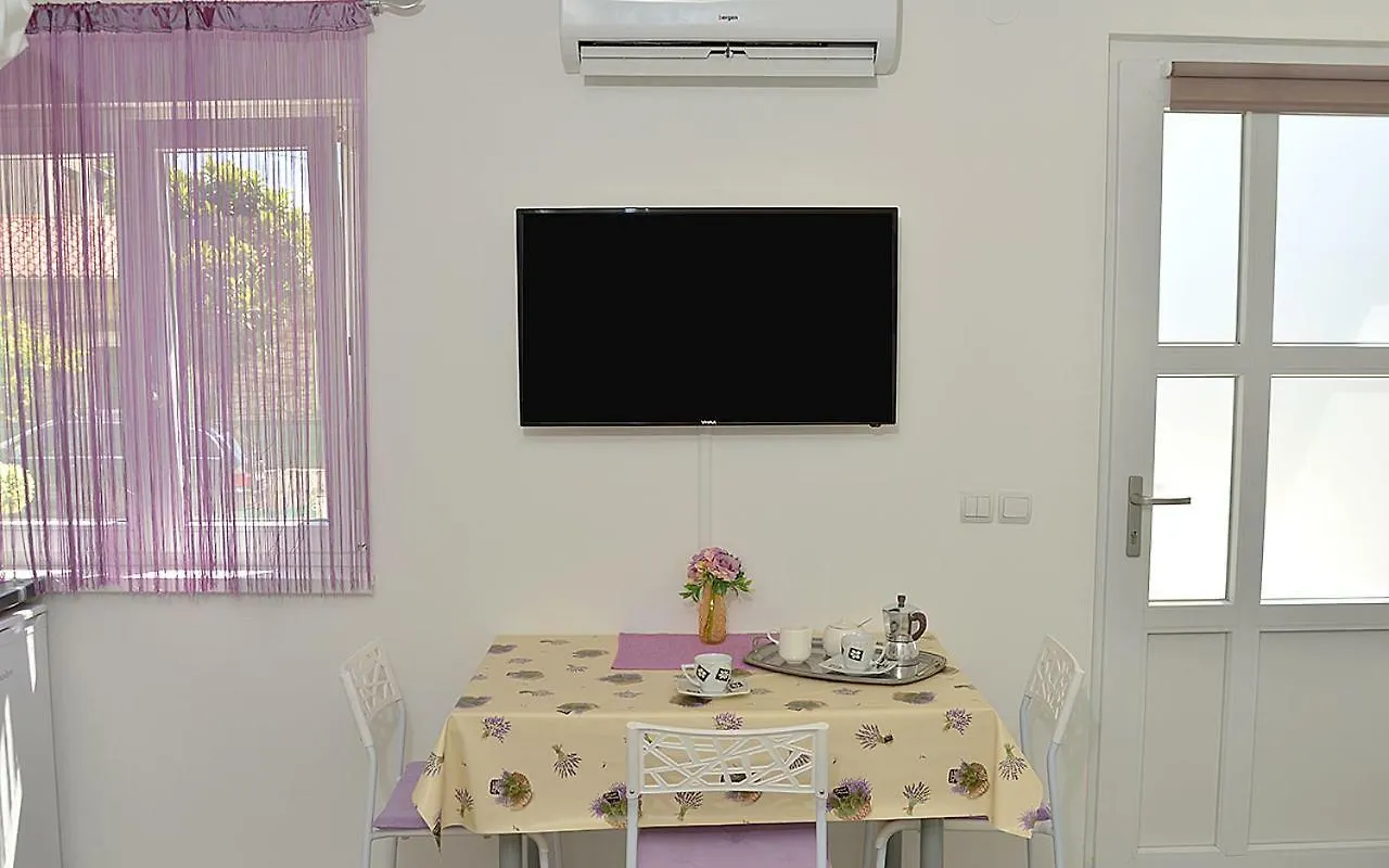 Studio Apartman Nicol プーラ
