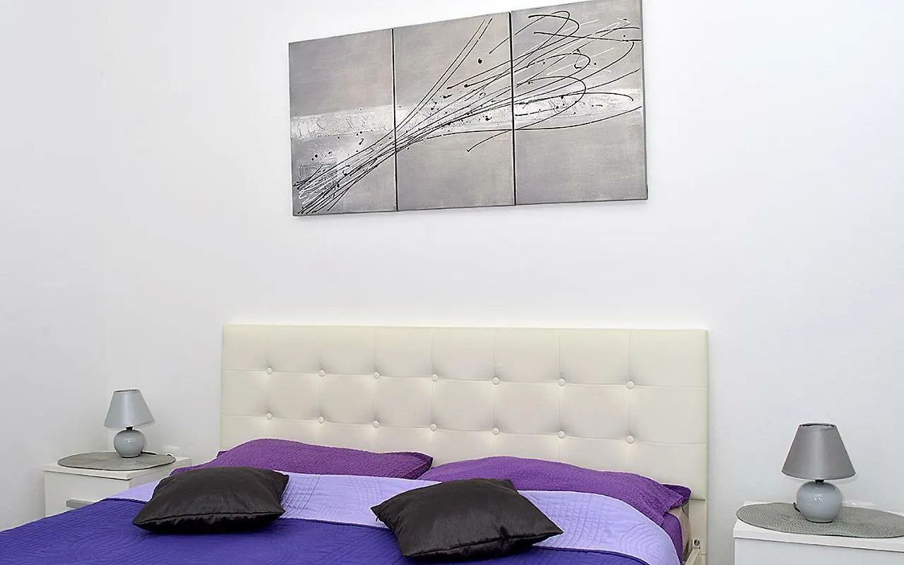 Studio Apartman Nicol プーラ アパート